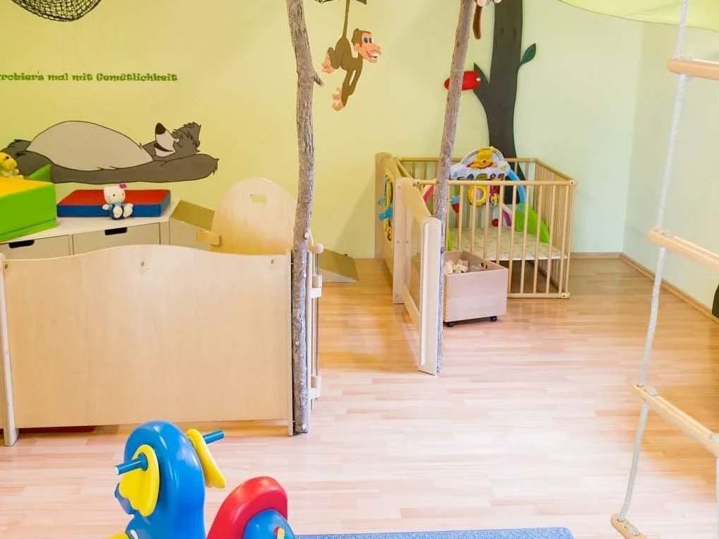Kinderspielzimmer mit einem bunten Schaukelpferd und einer Holzleiter