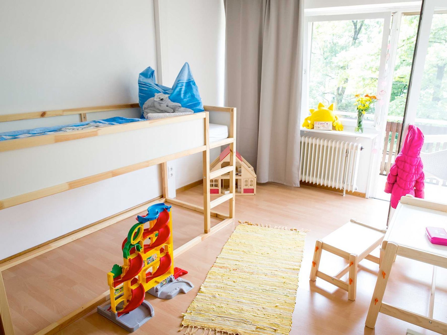 Helles Kinderzimmer vom Mutter-Kind-Haus in Rosenheim mit einem Hochbett und Spielsachen 