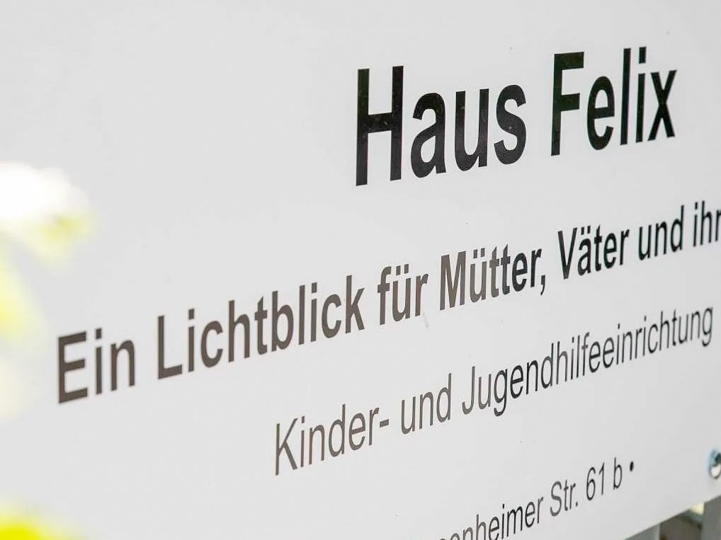 Ein Schild mit dem Schriftzug Haus Felix, ein Lichtblick für Mütter, Väter und ihre Kinder. Eine Kinder- und Jugendhilfeeinrichtung